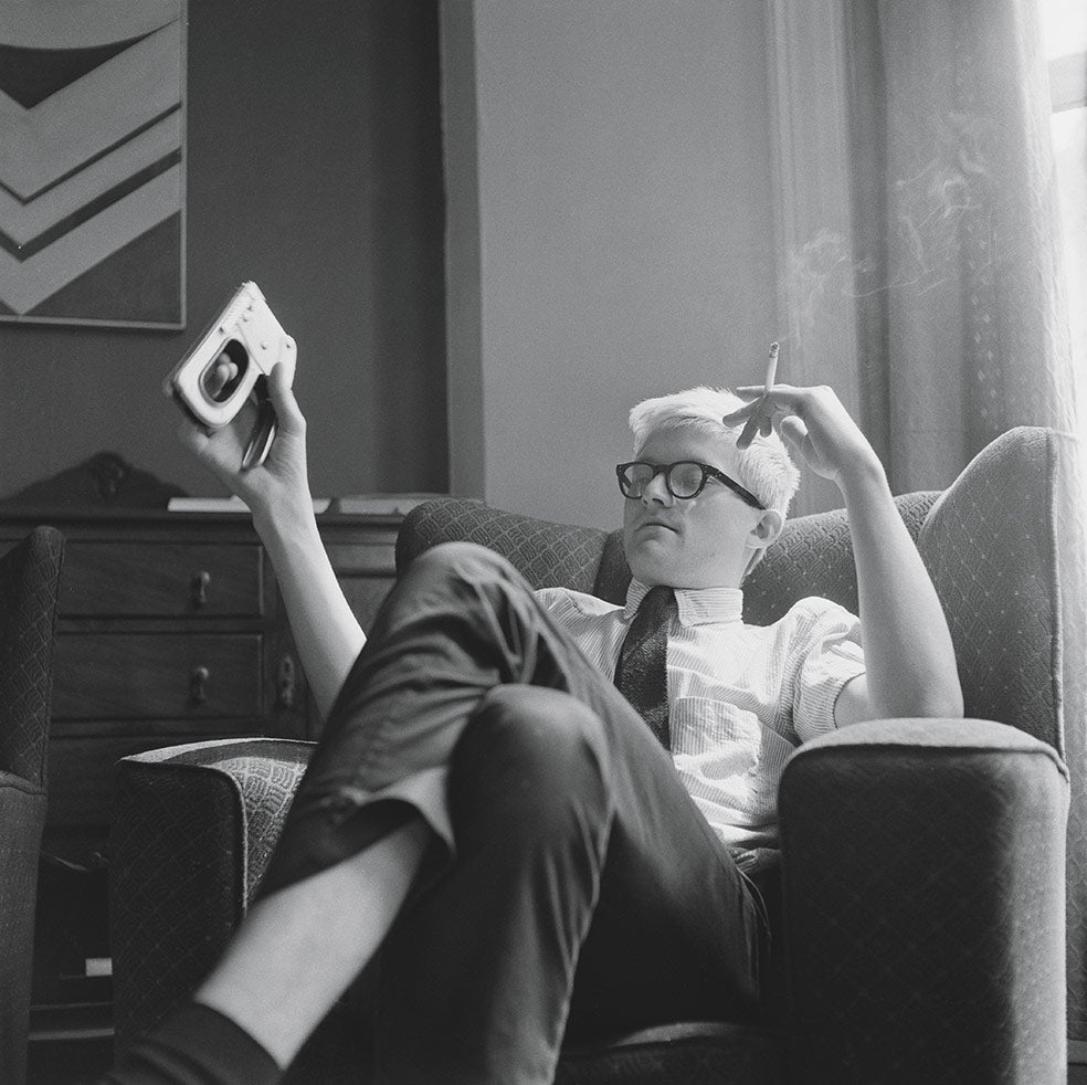 Hockney fuma hasta 50 cigarrillos diarios. «En los últimos 40 años –dice– he tenido cuatro médicos. Todos eran más jóvenes que yo y todos me advertían de que tenía que dejar de fumar. Ninguno sigue vivo». Eso sí: reconoce que no ha vuelto a beber alcohol desde hace 20 años.