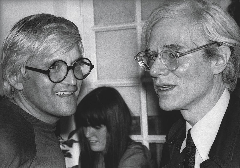 Hockney –en la imagen con Andy Warhol, en 1976– ha sido un confeso y conocido adicto al sexo y las fiestas. «Los periódicos –recuerda– decían que yo era un dandi extravagante, pero la verdad es que también era un trabajador muy disciplinado. Un artista puede predicar el hedonismo, pero no ser hedonista. Si lo fuera, no tendría una obra».