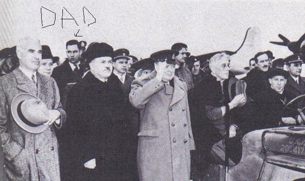 El agente secreto de Estados Unidos Donald Richardson viajó a buscar el uranio alemán. Era un espía de alto grado: en esta foto de la conferencia de Yalta en febrero de 1945 (imagen facilitada por su hijo) aparece detrás del presidente Franklin D. Roosevelt y de Winston Churchill.