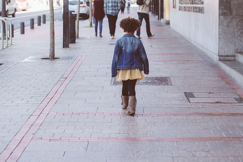 En España, la edad que sugieren los especialistas para que comiencen a salir solos por la calle es entre los 9 y 12 años, dependiendo del niño. Lo que era habitual hace unos años, hoy es excepcional. El miedo de los padres ha aumentado más que la inseguridad en las calles.
