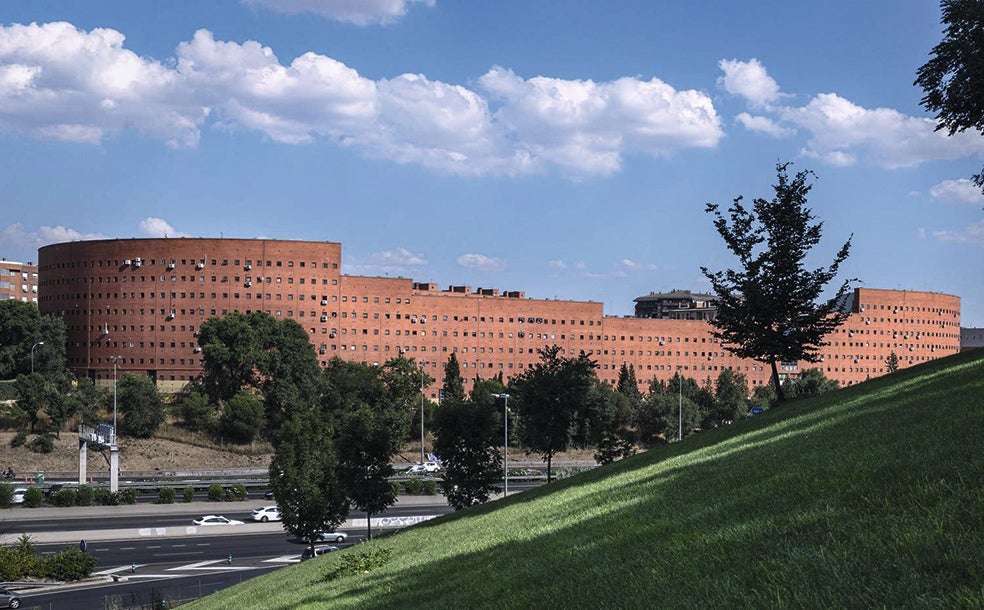 «Fue polémica, pero era la solución perfecta ante las limitaciones de hacer un edificio para 436 familias pegado a la M-30. Los vecinos se quejaron, pero él se rompió la cabeza para hacer aquello habitable».