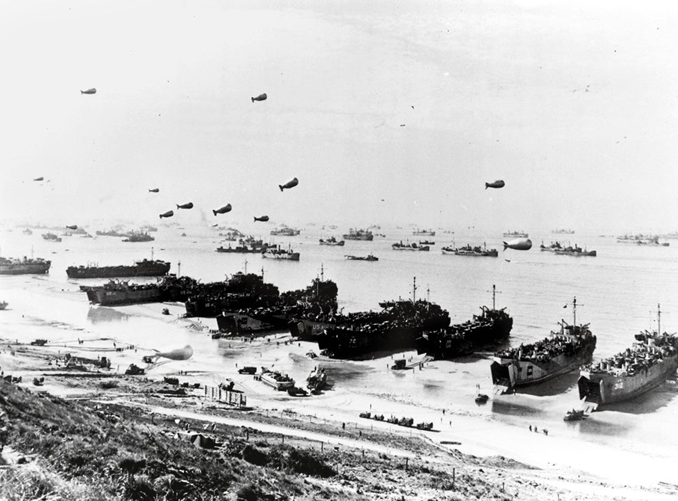 Se reunieron 7700 barcos y 12.000 aeronaves. Los pilotos narraron después que había tal cantidad de embarcaciones que parecía posible llegar a Francia andando.