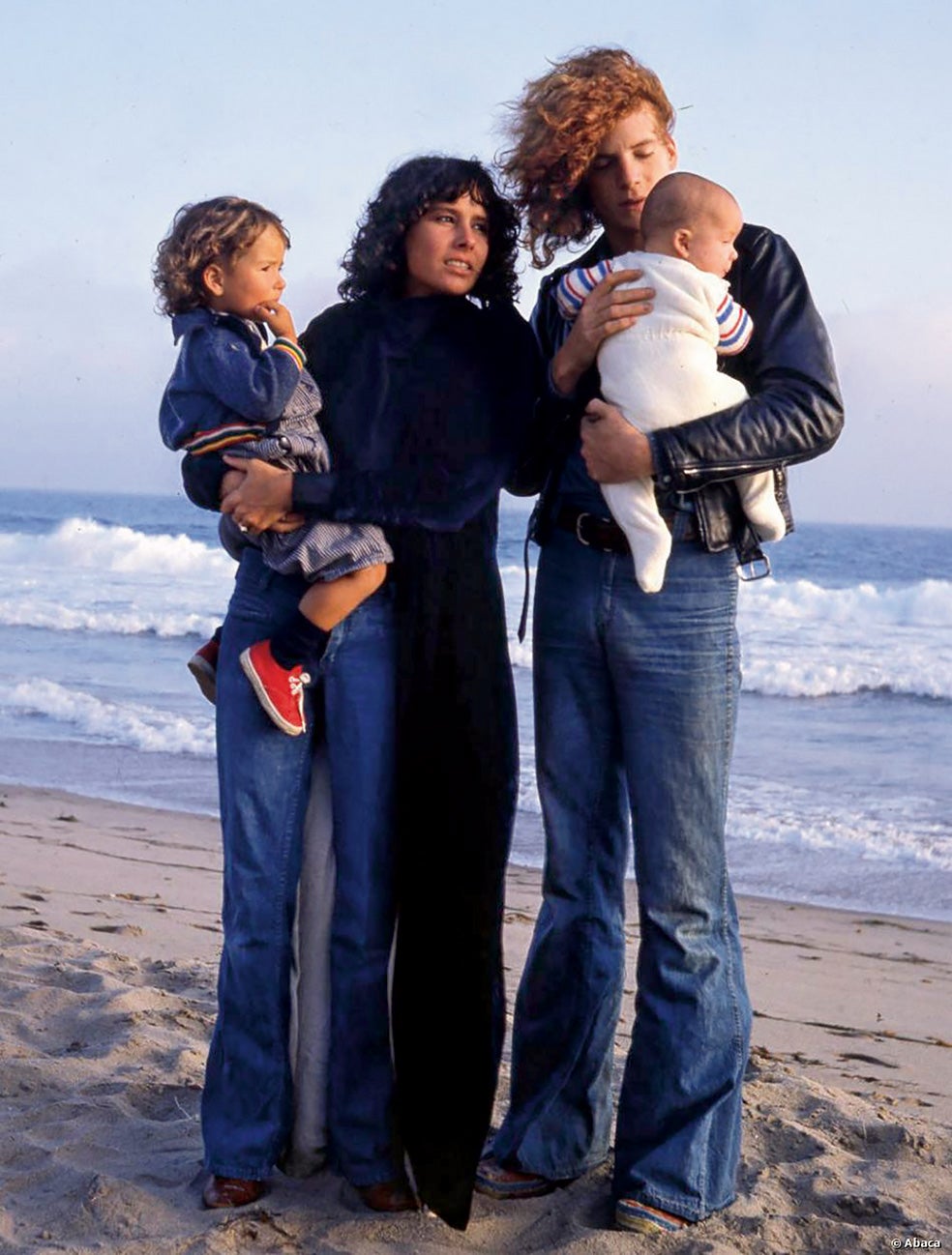 John Paul y Gisela Getty en 1974, de luna de miel. Él sujeta en brazos a Balthazar, hijo de la pareja; ella hace lo propio con Anna, fruto de su matrimonio anterior. La pareja se divorció en 1993.