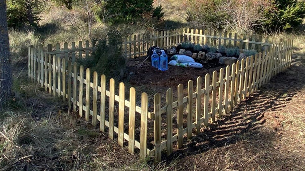 El lugar donde se encontró el cadáver desmembrado ya tenía para los vecinos aspecto de tumba y no de fosa séptica. Pero pensaron que era de un perro o de algún otro animal.