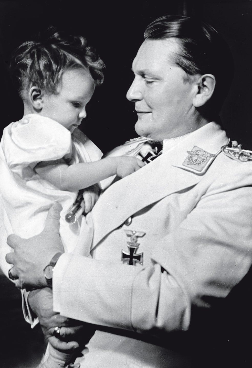 Para celebrar el nacimiento de su única hija, Hermann Göring ordenó que sobrevolaran Berlín quinientos aviones de la Luftwaffe, que estaba bajo su mando. Aunque ya no puede ignorar las atrocidades que cometieron los nazis, ella sigue afirmando que Göring fue «un padre magnífico».