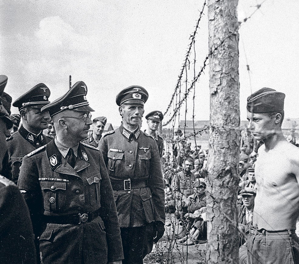 Heinrich Himmler, uno de los ideólogos del Holocausto, inspeccionando un campo.