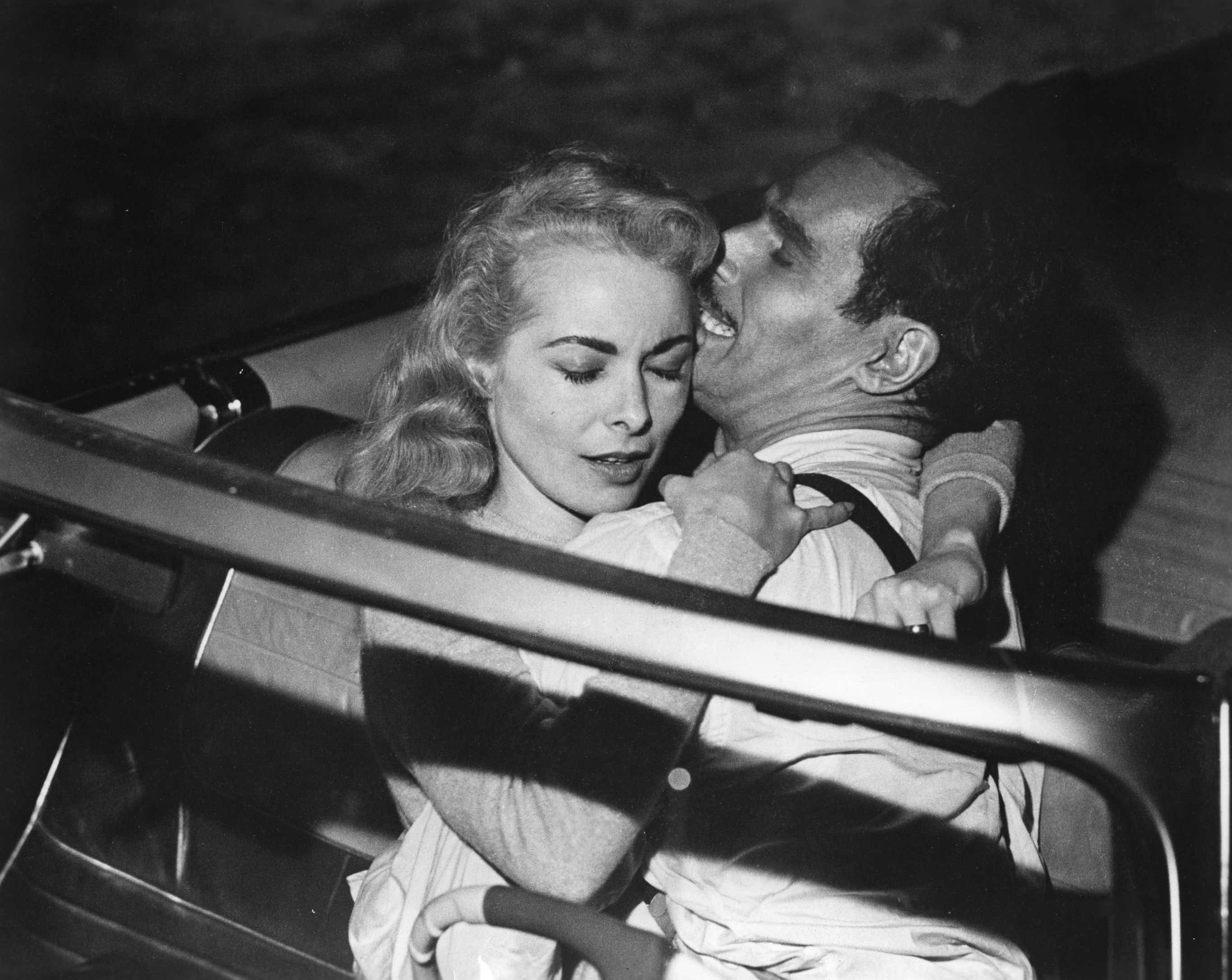 Charlton Heston se empeñó en hacer esta película y en que la dirigiera Welles. Janet Leigh trabajó sin cobrar y a pesar de que se rompió un brazo pocos días antes de comenzar el rodaje.