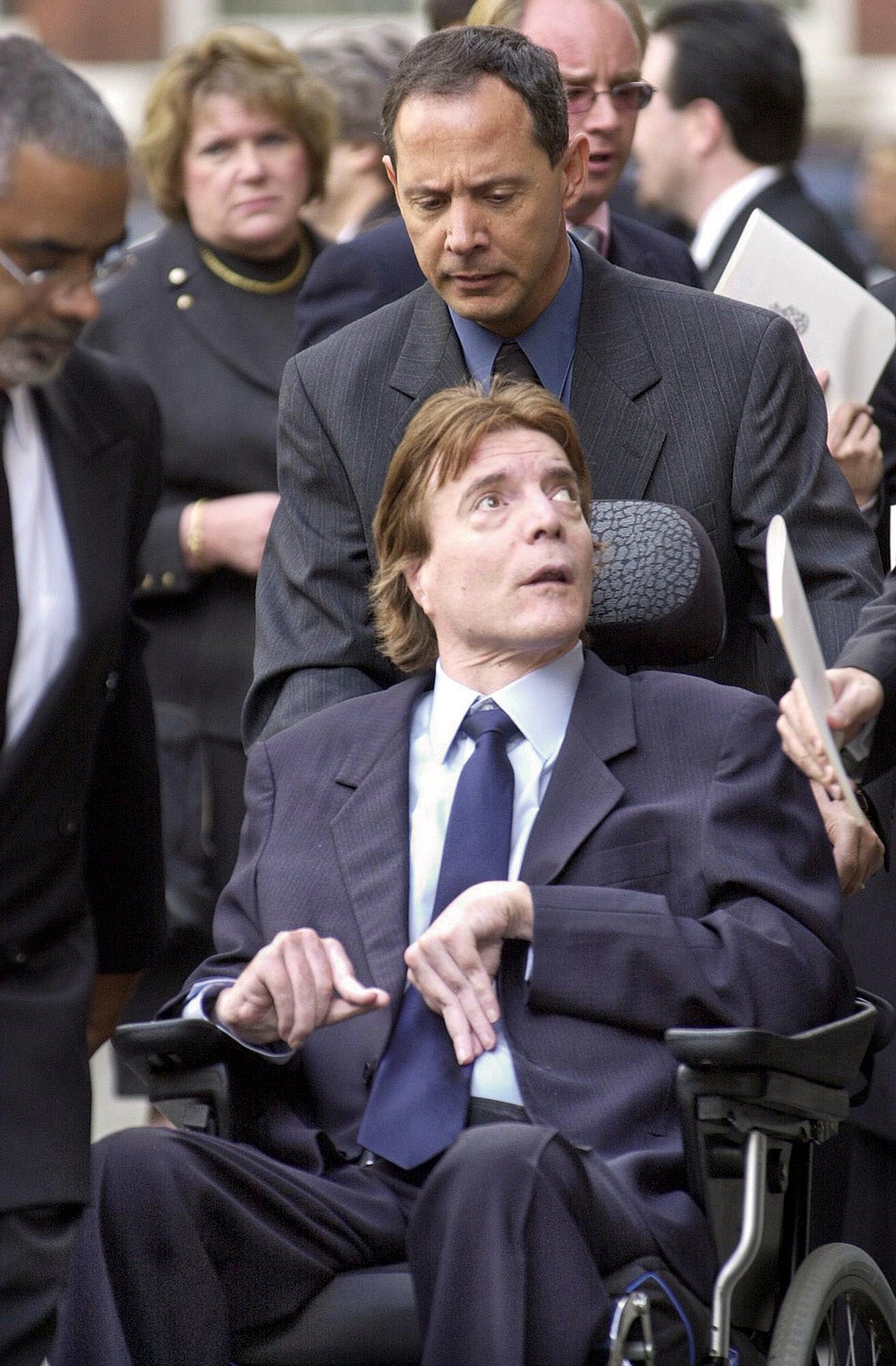 Tras su liberación, el joven Getty se entregó a las drogas y el alcohol, hasta sufrir una embolia en 1981 que lo dejó tetrapléjico. Murió 30 años después. Aquí, en 2003, en el funeral de su padre.