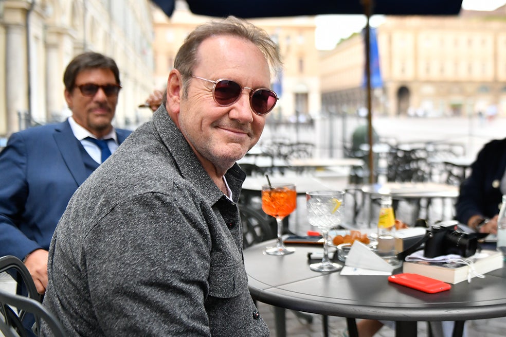 En 2021, Spacey rodó en Turín (en la foto) la película The man who drew God de Franco Nero, que se estrenó al año siguiente. Ahora, en diciembre, está previsto el estreno de su nueva película, la primera tras ser absuelto de todos los cargos. Se titula Control, está dirigida por Gene Fallaiza y tiene a Lauren Metcalfe como protagonista. En el trailer, de momento, solo es escucha la voz de Spacey.