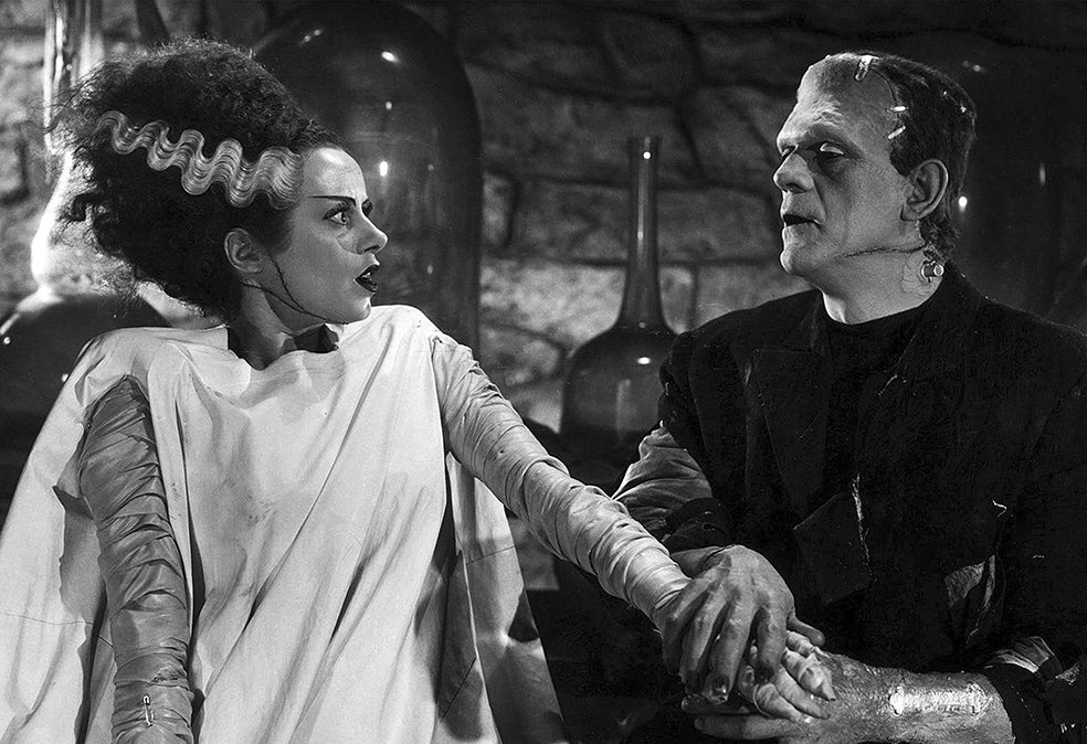 Mae Clarke —que interpretó a Elizabeth, la prometida del científico— y Boris Karloff en una secuencia de la película.