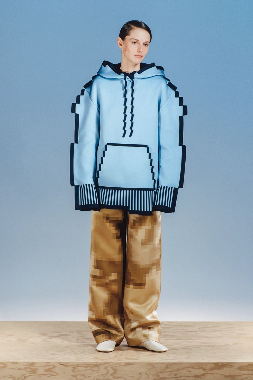 La firma de lujo Loewe presentó una sudadera pixelada inspirada en Minecraft que ya es pieza de coleccionistas. En Internet se vende en torno a 1500 euros. Ha convertido a la marca española en la más popular del mundo.