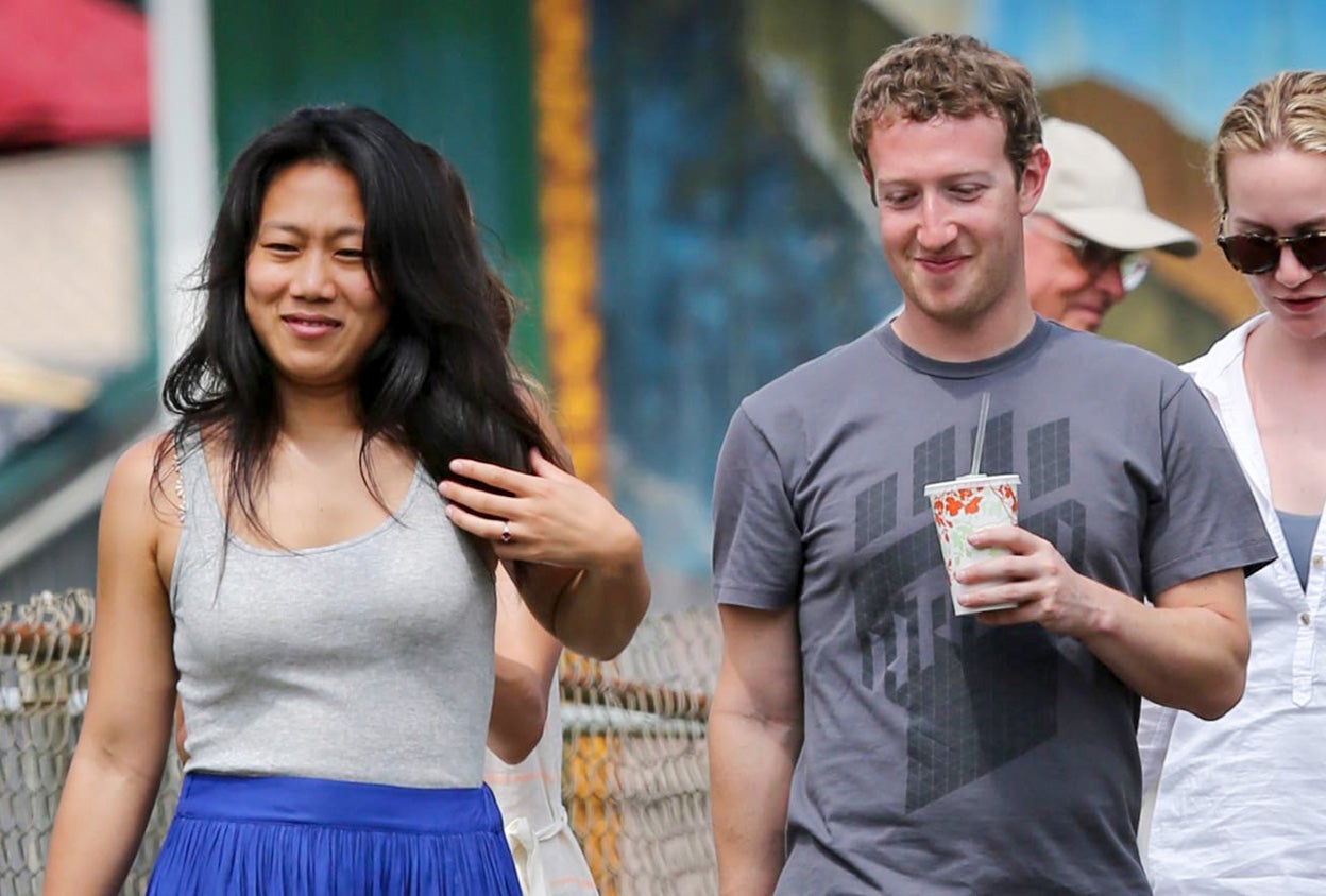 Mark y Priscilla se conocieron en la universidad y llevan casados once años. Tienen tres hijas (la última nacida en marzo) y diez mansiones. Su primera residencia está en Palo Alto (California), pero pasan mucho tiempo en su mansión de Hawái, donde Priscilla se siente 'en casa'. Las niñas se apellidan Chan Zuckerberg, con el apellido materno delante.
