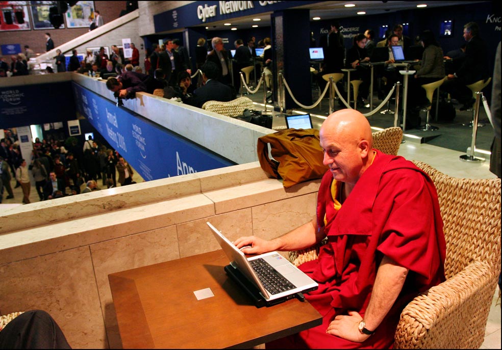 Es un negocio en alza. Incluso al Foro de Davos se ha invitado a Matthieu Ricard (arriba), monje budista conocido como el 'hombre más feliz del mundo' o a la profesora que ha creado un curso de felicidad en la Universidad de Yale.