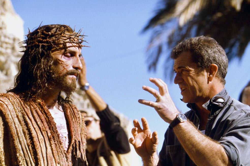 Mel Gibson fue muy criticado por la película, pero ahora se ha lanzado al rodaje de la segunda parte, La pasión de Cristo: Resurrección, también con Cazaviel como protagonista. El director ha confirmado que está trabajando en el guion.