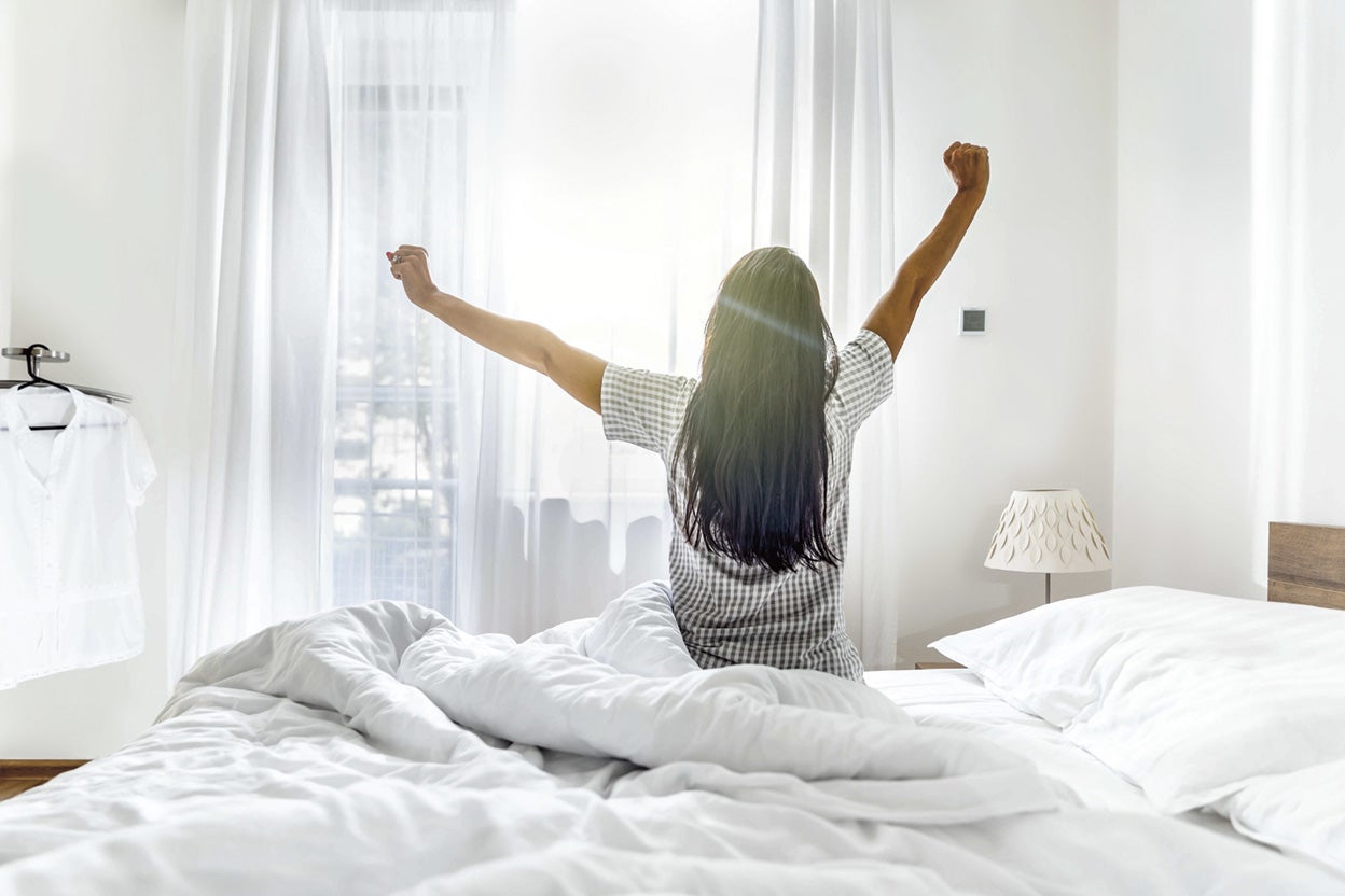 Le preguntamos a nuestro experto si es verdad que hay que dormir ocho horas para estar activo y saludable. Y nuestro profesor lo tiene claro. «¡Es una recomendación terrible! Cada persona necesita una cantidad de sueño diferente. Dar indicaciones tan categóricas es muy peligroso. Las personas que no necesitan dormir ocho horas no lo conseguirán por mucho que lo intenten. Y hará que se sientan nerviosas, tensas, más pronto o más tarde acabarán sufriendo insomnio… una catástrofe».