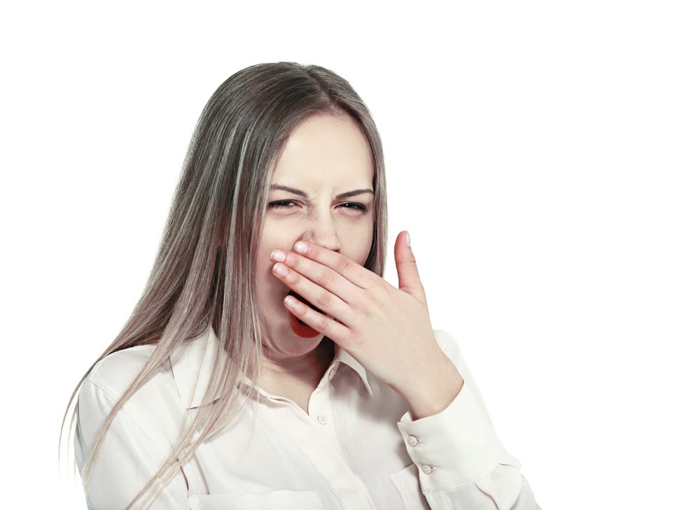 Un bostezo es una forma primitiva de empatía. Todos los animales bostezan. ¿Cuál es su función? Una hipótesis es que el bostezo sirve para sincronizar los ciclos de sueño. Si alguien bosteza y los demás lo imitan, todos empiezan a tener sueño. Las especies nómadas se sincronizan: bancos de peces, bandadas de pájaros...