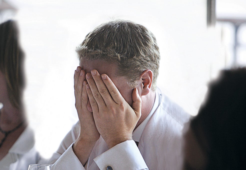 Es una forma de empatía. Los circuitos neuronales que se activan cuando somos testigos de que alguien está haciendo el ridículo son los mismos que cuando compartimos el dolor emocional y el estrés. La vergüenza empática es parecida a la preocupación que nos causa ver a un semejante expuesto a un peligro. En este caso, el peligro es la reacción del grupo.