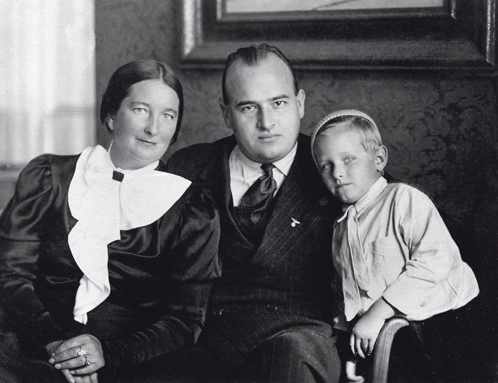 Niklas Frank, el hijo menor de Hans Frank, gobernador de la Polonia ocupada, siempre detestó a sus progenitores: a él por su mentalidad corrupta y asesina y a su madre por su falta de empatía y su enfermiza obsesión por la riqueza. Frank da charlas y conferencias sobre los horrores del régimen nazi.