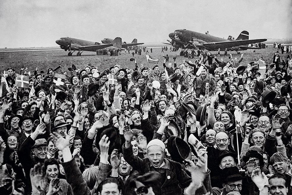 Alemania ocupó Dinamarca desde el 9 de abril de 1940 hasta el 5 de mayo de 1945. Al considerarlo un país ario, le aplicó durante los primeros años un statu quo diferente al de otros países invadidos. En la imagen, ciudadanos daneses celebran la liberación.