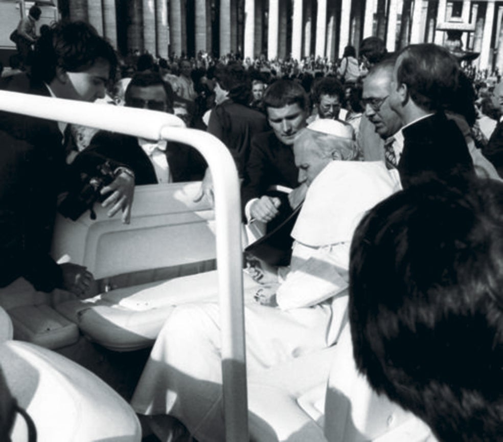 Juan Pablo II, anticomunista confeso, tras ser herido de bala por el turco Alí Agca el 13 de mayo de 1981, en la plaza de San Pedro. Aún se investiga si la URSS planeó el atentado: los rusos temían que, si caía el comunismo en Polonia, se derrumbase con él todo el bloque.