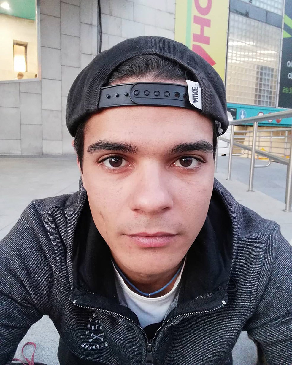 Alberto asesinó a su madre, tras años de agredirla y hacerle la vida imposible. La denuncia la puso una amiga de la víctima, al no poder localizarla. Le preocupaba, dijo, porque sabía que su hijo era «un chico raro». La mujer tenía 66 años.