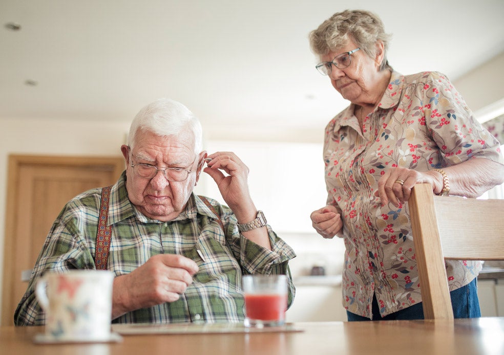 La pérdida de audición es un relevante factor de riesgo para desarrollar demencia a partir de los 40 años, según la Comisión Internacional sobre Prevención, Intervención y Cuidados de la Demencia. Se estima que representa hasta el 20,5% de las causas evitables.