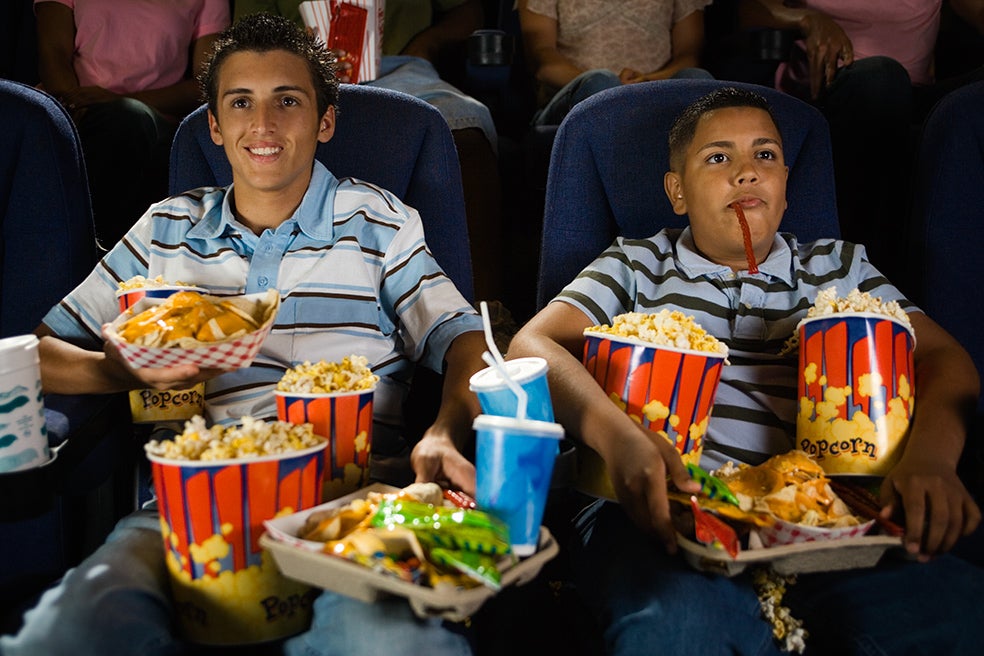 La preferencia a la hora de 'pecar' en el cine está clara. El 54 por ciento de los asistentes son fieles a las palomitas. Aunque otros snacks como los nachos con queso, las patatas fritas o las porciones de pizza ya se encuentran en la segunda posición.