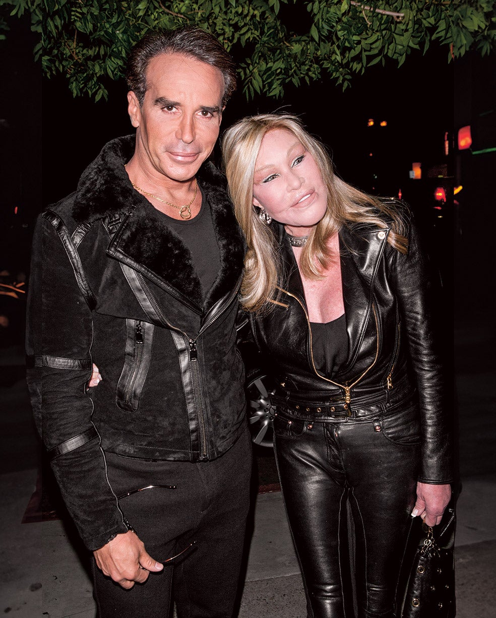 Jocelyn Wildenstein, de 82 años (aunque ella dice tener 77), conserva el apellido de su primer marido, con quien estuvo casada 20 años, pero lleva otras dos décadas en pareja con el diseñador Lloyd Klein.