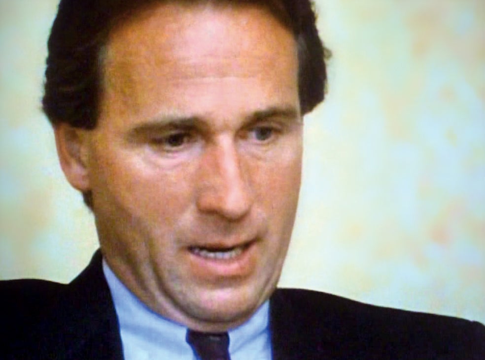 Soportó en el colegio burlas y reproches. lo llamaban ‘pequeño nazi’. A los treinta y tres años supo que ‘el tío Fritz de América’ era su padre. Fue un shock. Lo visitó en Brasil y se quedó espantado de que el Ángel de la Muerte no se arrepintiera de nada.