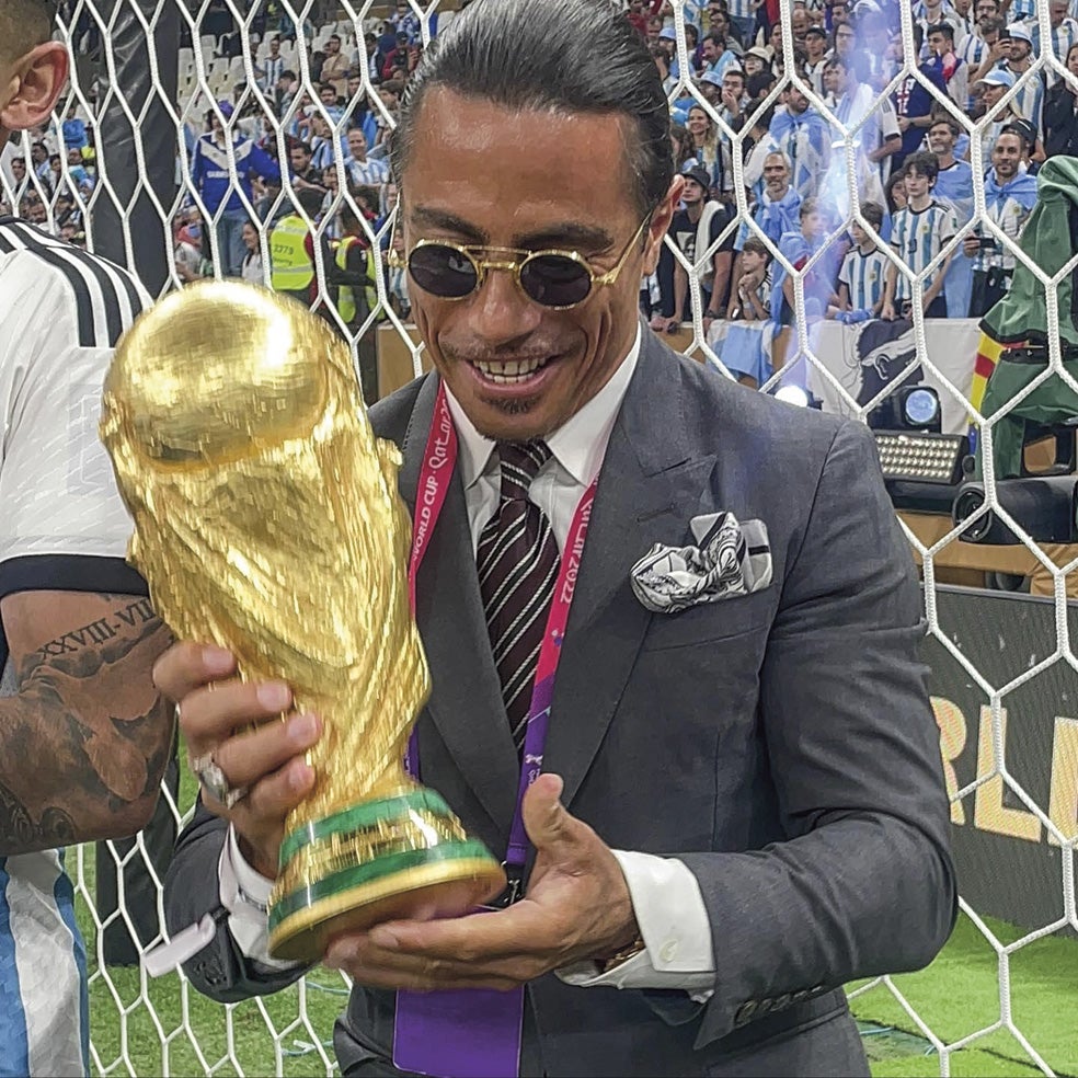 En la pasada final del Mundial de Qatar, Gökçe persiguió a Messi hasta conseguir que el astro argentino –al parecer, de mala gana–, posara con él para un selfi. También cogió la Copa, algo que, según las reglas de la FIFA, sólo está reservado a jugadores, excampeones del mundo y jefes de Estado o de gobierno.