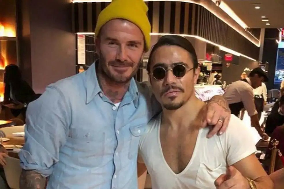 Sus locales son un imán para nuevos ricos y famosos, con especial predicamento entre actores, músicos y celebridades del fútbol. Aquí, con David Beckham.