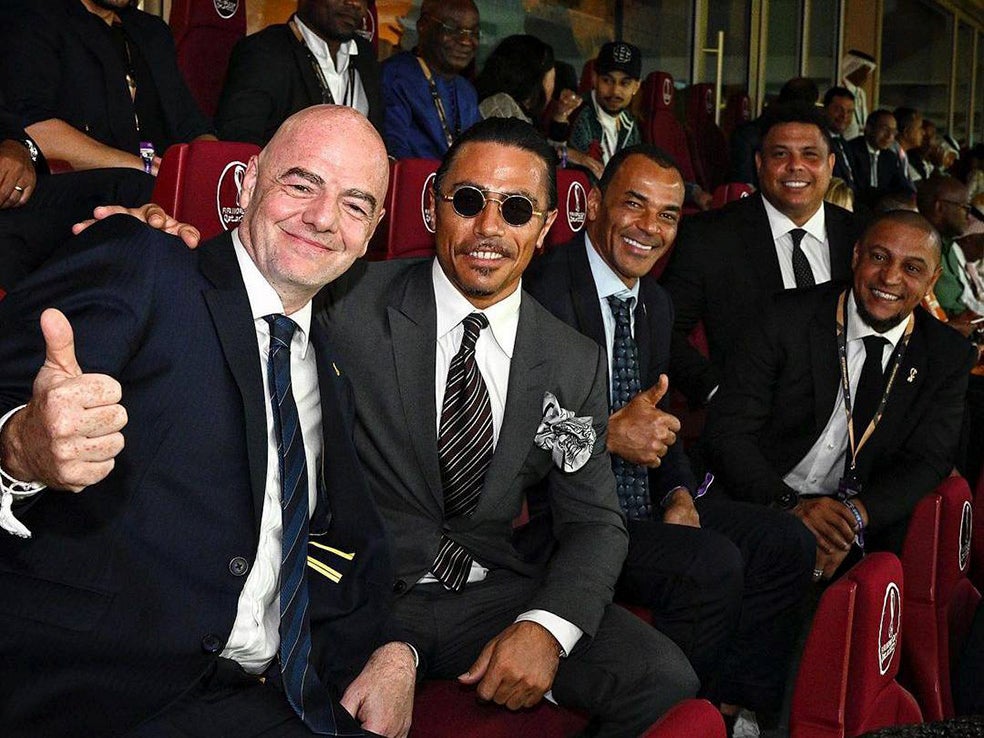 Salt Bae posa con Gianni Infantino, el mandamás de la FIFA, y con legendarios futbolistas brasileños: Cafú, Roberto Carlos y Ronaldo Nazário. Su amistad con Infantino parece estar, de hecho, detrás de su polémico salto al césped en Qatar.