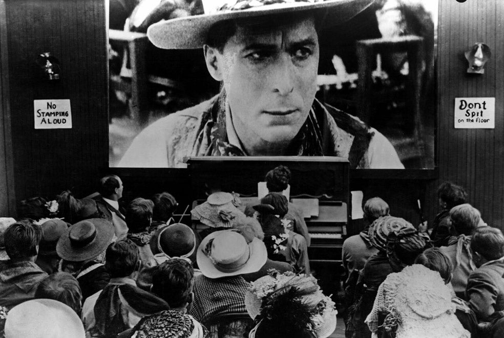 En los tiempos de cine mudo, los espectadores tenían gran curiosidad por saber lo que decían los actores en las películas. Así fue como aparecieron los primeros intertítulos, unos cuadros de texto en los que se explicaban las acciones y conversaciones de la película. En 1930, llegó el sonido al cine y quedaron obsoletos. Pero a principios de los setenta, la televisión incorporó texto en pantalla: el subtítulo. Y hasta ahora.