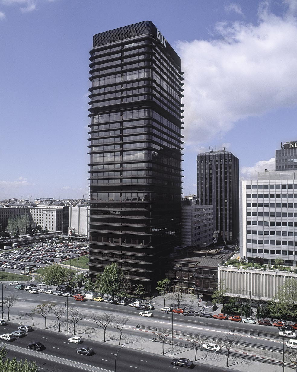 «Esa torre en el Paseo de la Castellana fue la única obra que firmó, a petición del Banco de Bilbao. Como no le gustaba figurar, accedió, pero la puso en una esquinita. 'A la altura de los pises de los perros, lo que me merezco', dijo».