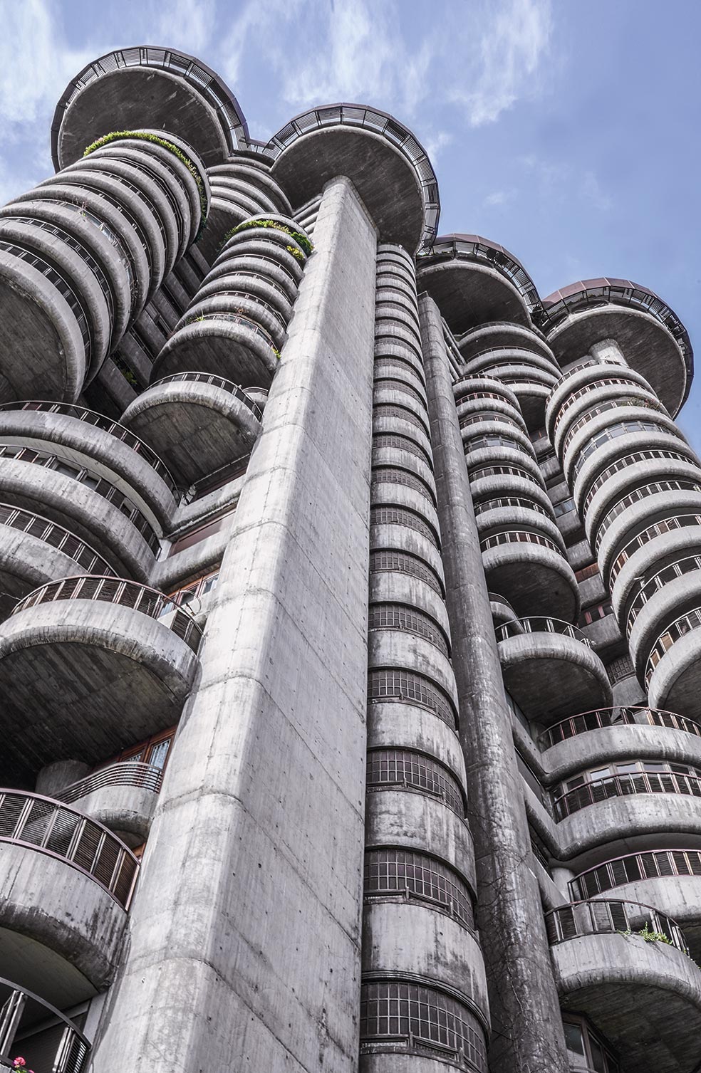 «La gente se quejaba de que las paredes fueran curvas y no podían poner sus muebles, pero lo cierto es que hoy es un gran símbolo de Madrid. En nuestro piso, por ejemplo, las mesas eran redondas».