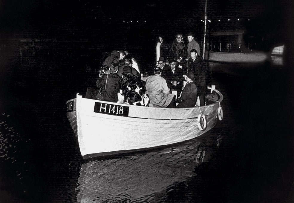Una red de ciudadanos daneses escondió a más de siete mil judíos, los llevó a la costa a través de los bosques. Y de noche, en barcos de pesca, veleros y otras embarcaciones, los trasladaron a Suecia. Los salvaron.