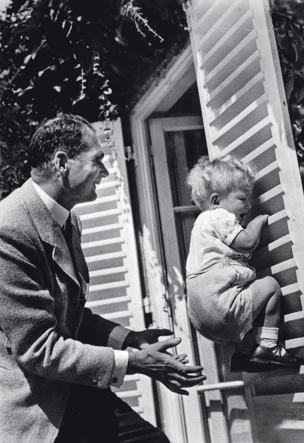 Rudolph Hess -el delfín de Hitler- tuvo un único hijo, Wolf Rudiger Hess, que comulgaba con las mismas ideas que su progenitor. Escribió dos libros, Mi padre Rudolph Hess y ¿Quién asesinó a mi padre, Rudolph Hess?, en los que cuestionaba el supuesto suicidio del líder nazi. Wolf falleció en 2001.