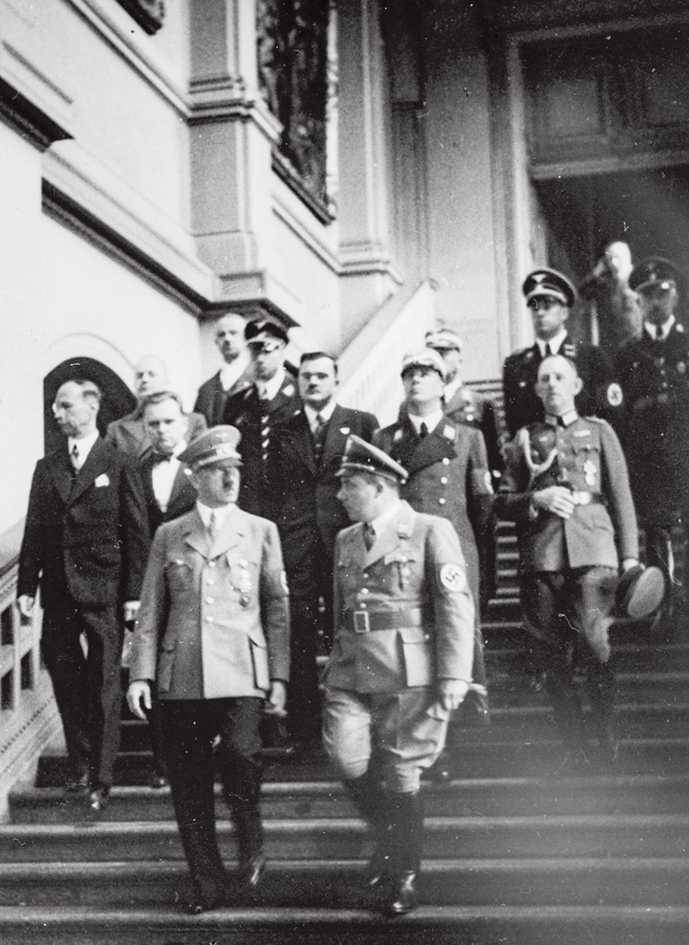Adolf Hitler y Hans Posse, responsable del Führermuseum, el museo soñado por Hitler, durante una visita a la Galería de Pinturas de Dresde en 1938.