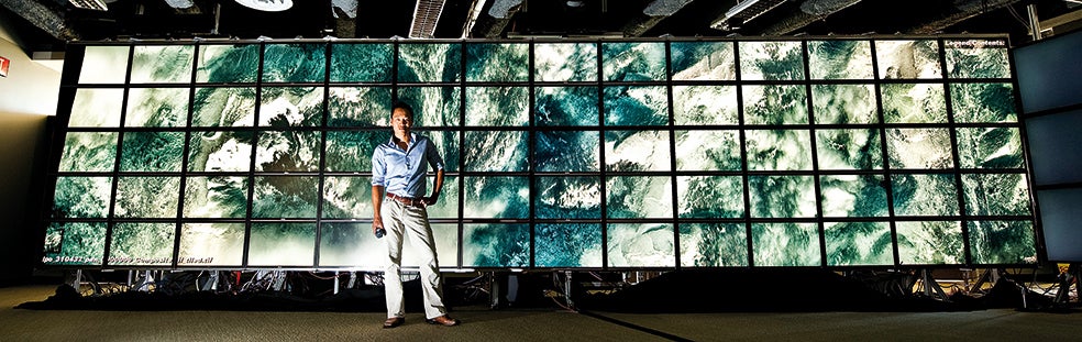 Albert Yu-Min Lin, arqueólogo de la Universidad de California, es el pionero de la nueva arqueología gracias a una técnica que le permite investigar el terreno sin pisarlo, la única forma de buscar la tumba de Genghis Khan en el territorio sagrado de los mongoles, donde están prohibidas las excavaciones. Los datos del satélite, combinados con los aportados por radares y sensores remotos, se procesan para crear un escenario virtual en 3D (como el de la imagen, una de las posibles localizaciones de la tumba de Temujin).