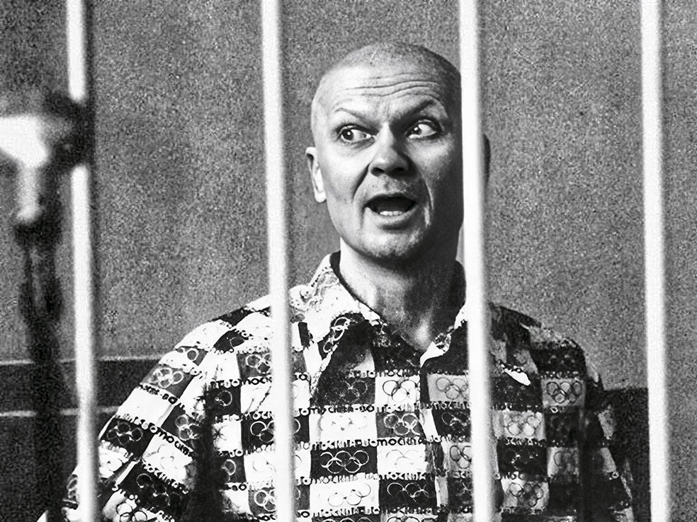 «Andréi Chikatilo fue un criminal ruso, uno de los asesinos en serie más atroces de la historia. Este hombre estuvo actuando durante 20 años a finales del siglo pasado sin ser descubierto. Sus víctimas favoritas eran mujeres y niños: además de matarlos, se comió a algunos de ellos. Resultaba muy impresionante ver las imágenes televisadas del juicio. Su mirada era la de un psicópata y producía estremecimiento. Nos inspiramos en esta mezcla de asesino en serie, depredador sexual y canibalismo para La nena (2020). Los malos de la novela de nuestra famosa granja de cerdos están directísimamente inspirados en este hombre». | ANTONIO MERCERO