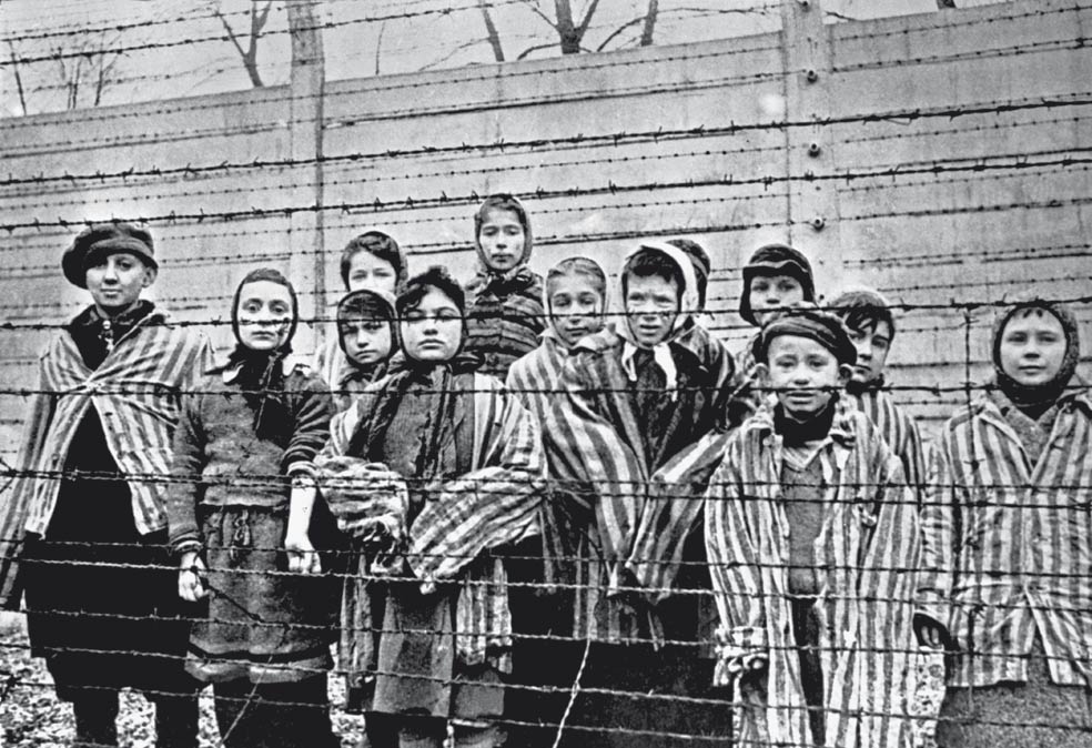 Una empleada polaca recuerda en el libro de Harding el ataque de cólera de Hoess el día que descubrió a sus hijos disfrazados de prisioneros. Entre sus dos vidas, la de verdugo y la de padre de familia, la barrera debía ser completamente estanca. Pero bastaba con subir al primer piso de la casa familiar para divisar la chimenea del horno crematorio.