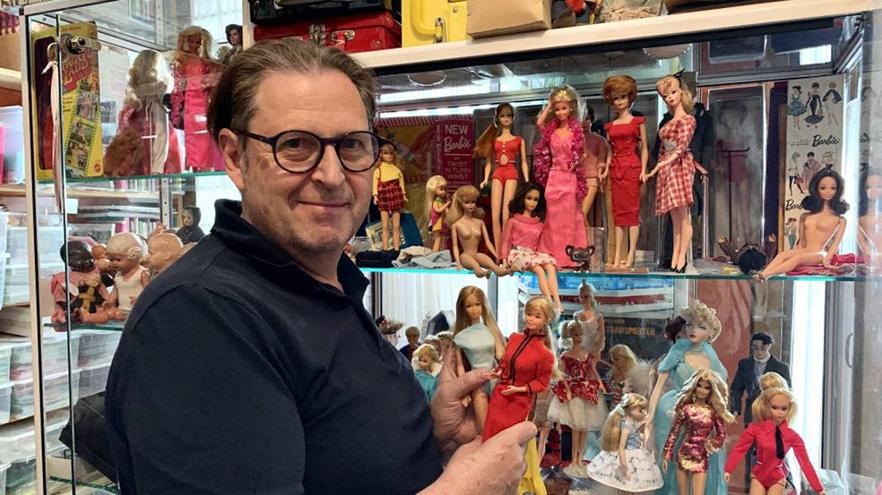 El austríaco Manfred Reichel, más conocido como "el doctor de las muñecas" tiene 1800 Barbie y 1500 prendas, tanto de la muñeca como de Ken.