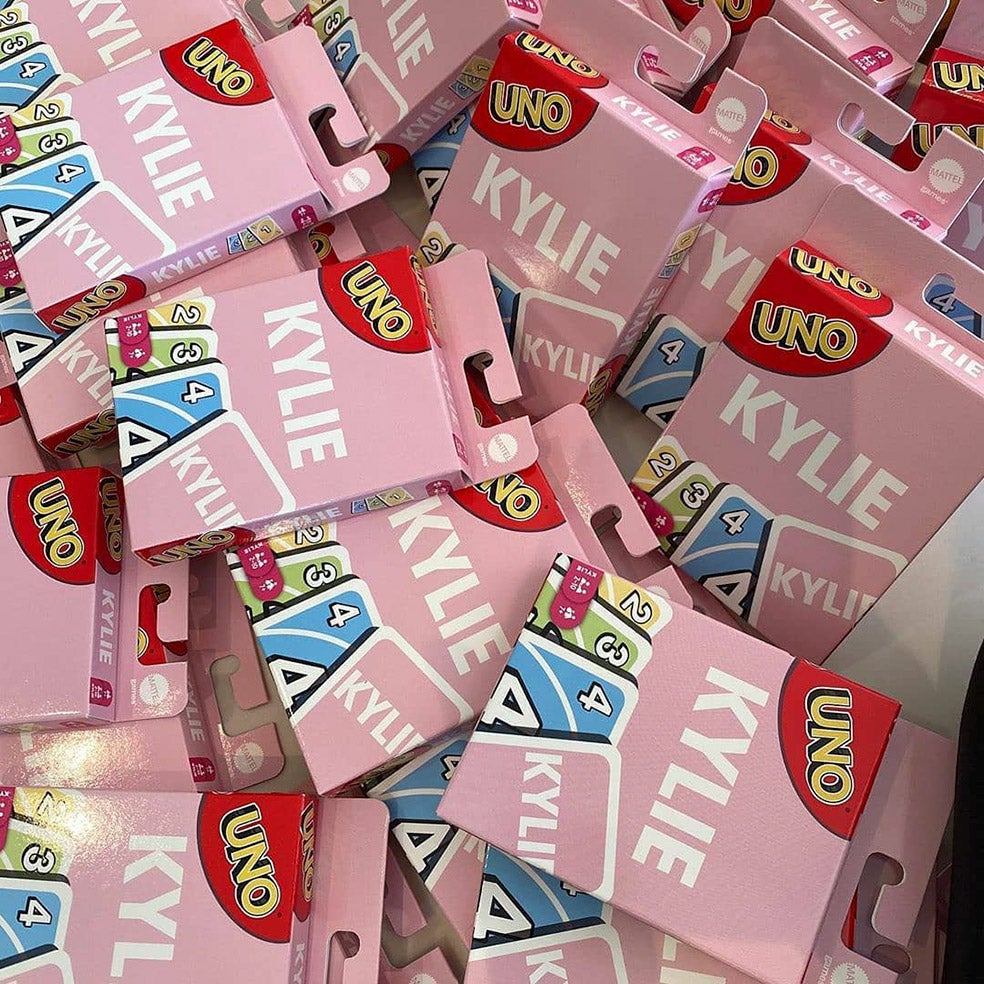 Con motivo del 23 cumpleaños de Kylie Jenner, salieron a la luz estas cartas personalizadas creando furor entre todos los seguidores de las Kardashian que preguntaban si estaban a la venta. A pesar de que a muchos les hubiese gustado 'cambiar de color al rosa pastel', es algo que por el momento solo ha podido el clan Kardashian, ya que esta edición especial del UNO no está a la venta.