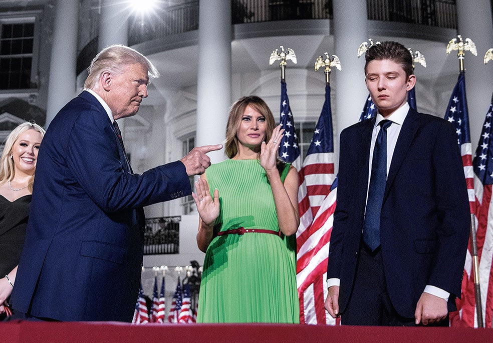 Barron Trump apenas hizo apariciones públicas durante el primer mandato de su padre. Melania arremete contra cualquiera que amenace la privacidad de su hijo. Pero ahora parece que Barron, perfectamente integrado en el universo de los 'criptobros' pretende jugar un papel más relevante.
