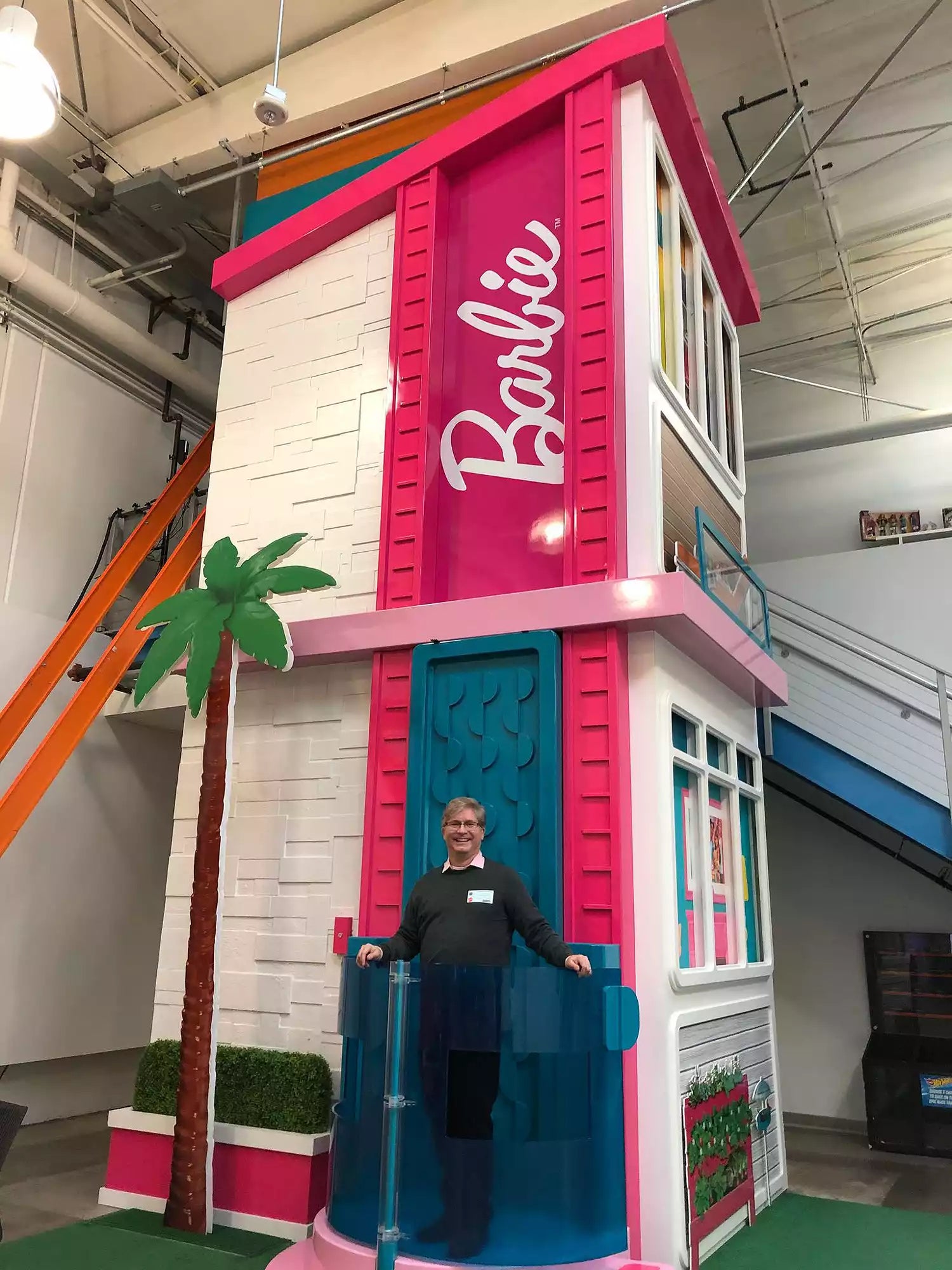 Bradley Justice Yarbrough es uno de los mayores coleccionistas de Barbie del mundo y cuenta hasta con una casa de muñecas a tamaño real.