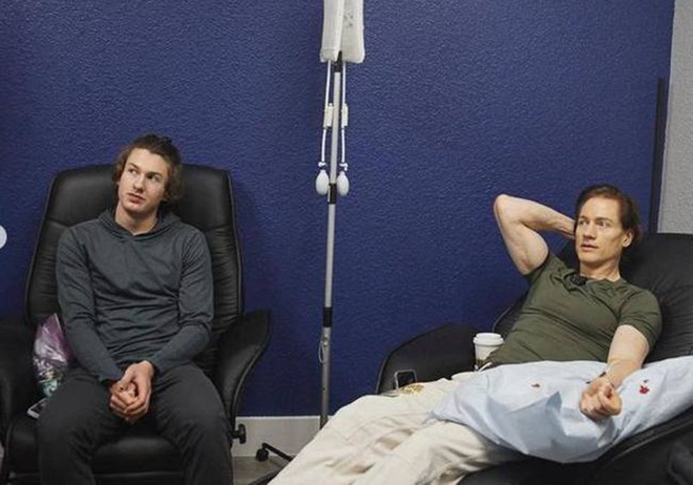 Bryan Johnson y su hijo durante el proceso de transfusión sanguínea, en una de las fotos publicadas en sus redes sociales.