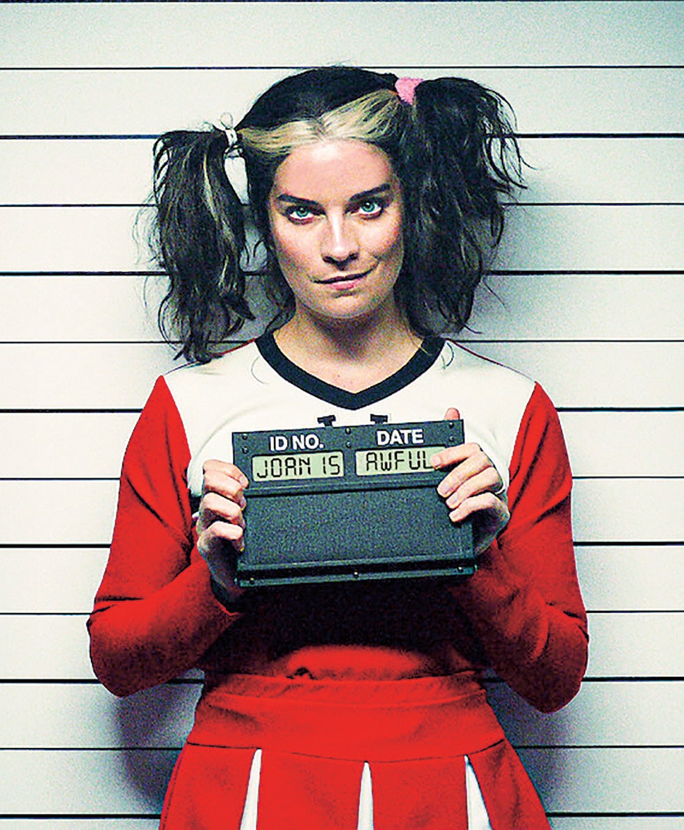 También es Netflix la plataforma que acoge desde 2016 la serie Black Mirror, el espejo negro y satírico sobre los efectos de la tecnología en nuestras vidas, en la que su creador, Charlie Brooker, se atreve a disparar contra la propia Netflix. El capítulo ‘Joan es horrible’ de esta nueva temporada es visto por guionistas y actores más como documental que como ficción. Un universo en el que la IA reemplaza a todos los implicados en la industria de una forma tan sibilina como... ¿inevitable?