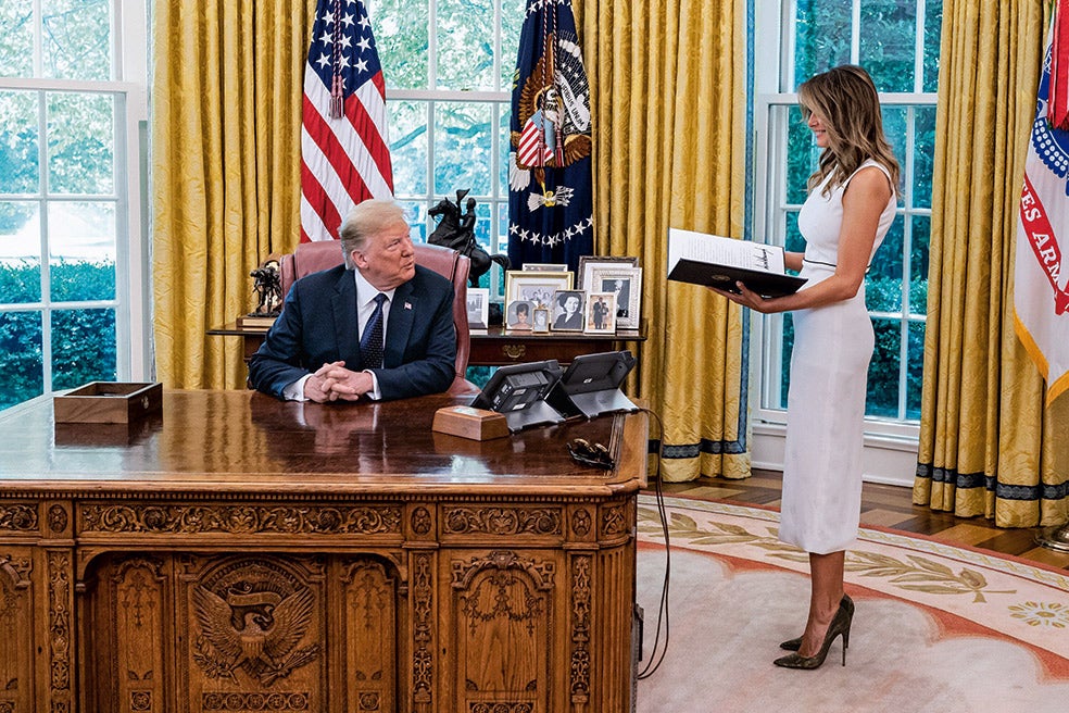 Esta relajada imagen es promocional, pero dicen quienes trabajan en la Casa Blanca que Melania asesora realmente a su marido. Y él confía en su opinión porque cree que ella no tiene una agenda política.