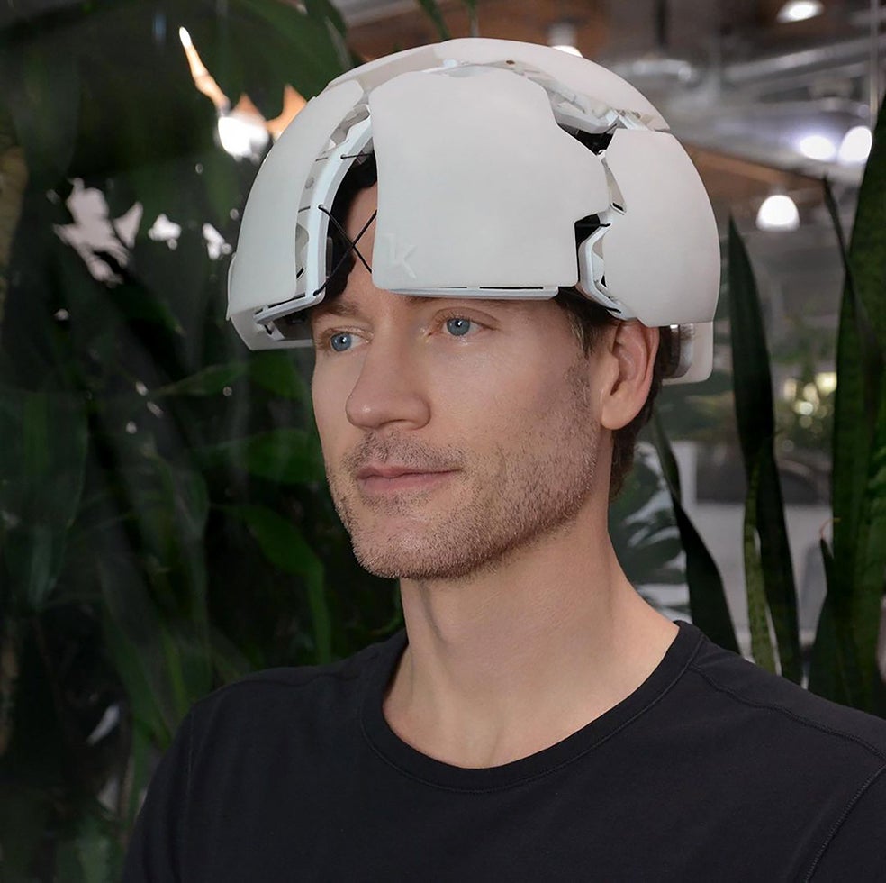 Bryan Johnson con uno de los casos de supervisión cerebral que ha creado su propia empresa. Estos dispositivos registran los cambios en el flujo sanguíneo y las reacciones electromagnéticas del cerebro en tiempo real.