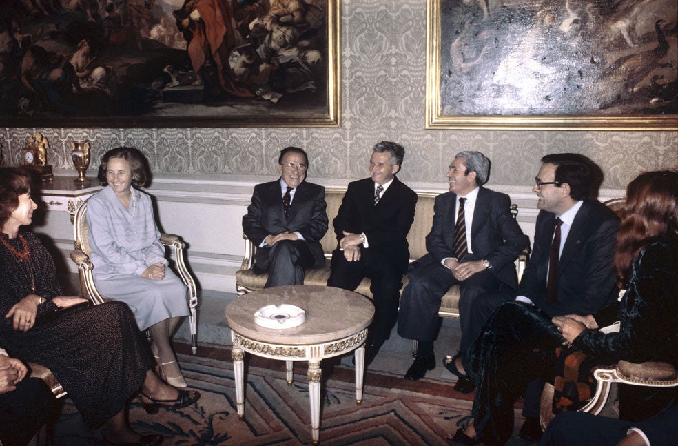 Ceaucescu, entre Santiago Carrillo y Marcelino Camacho, en Madrid. El rumano trajo un catador que probaba las comidas antes que él y pidió que el servicio fuese descalzo.